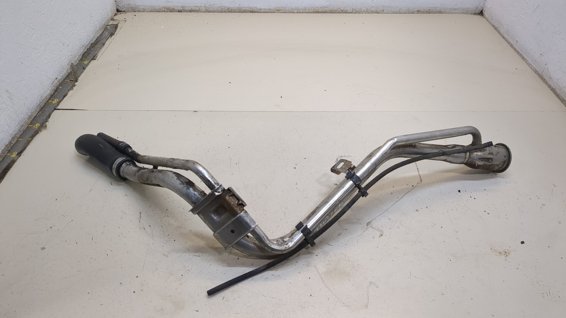 Горловина топливного бака