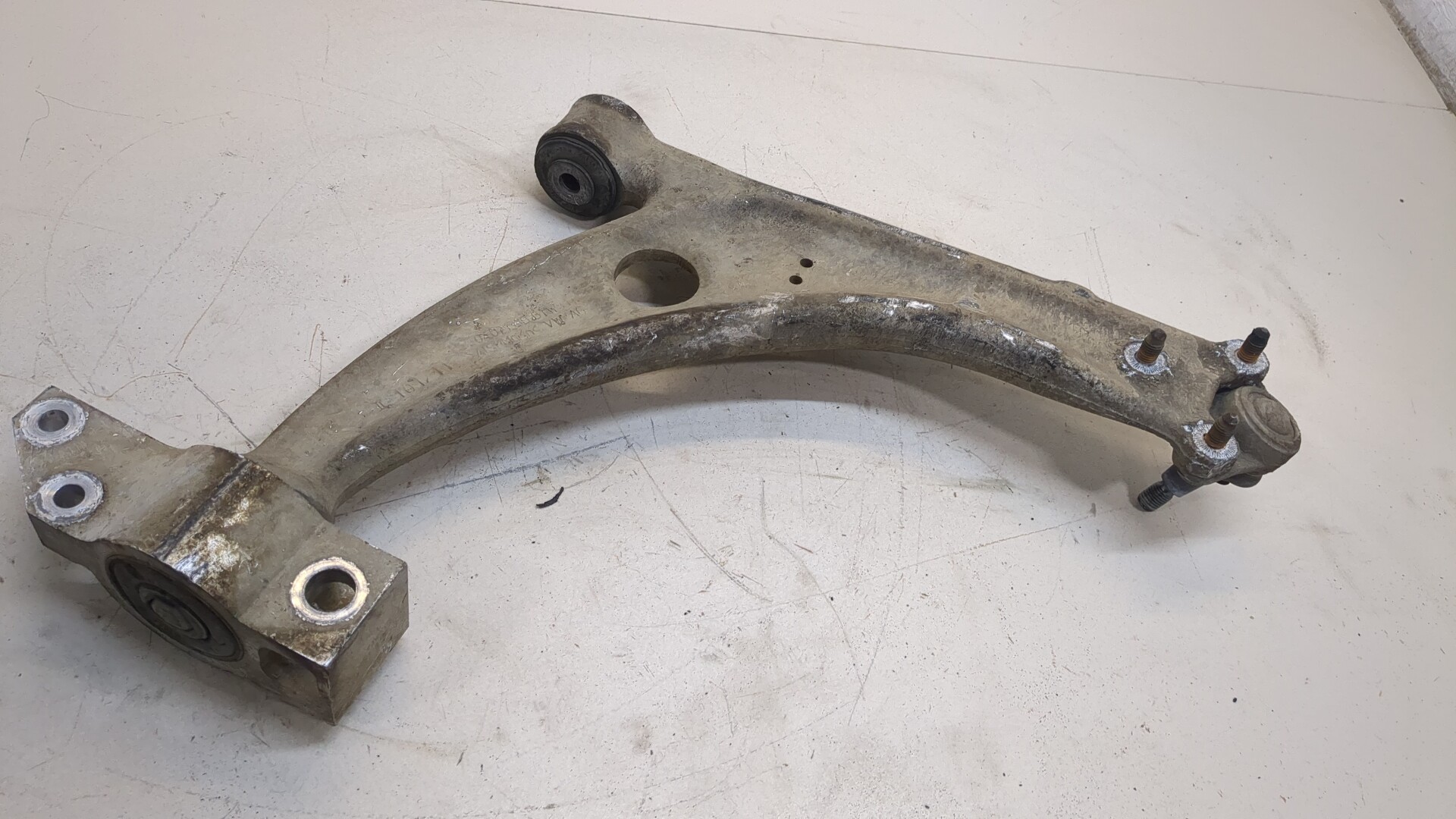 Рычаг передний левый