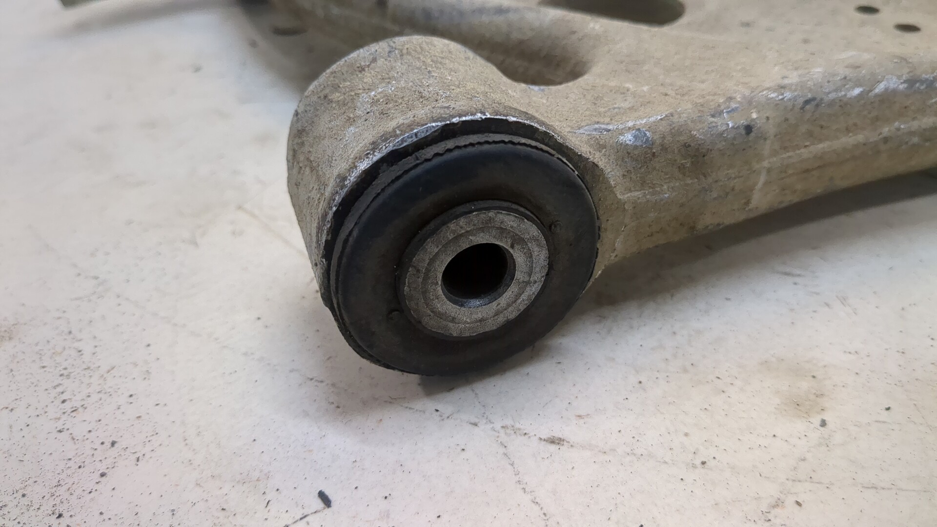 Рычаг передний левый