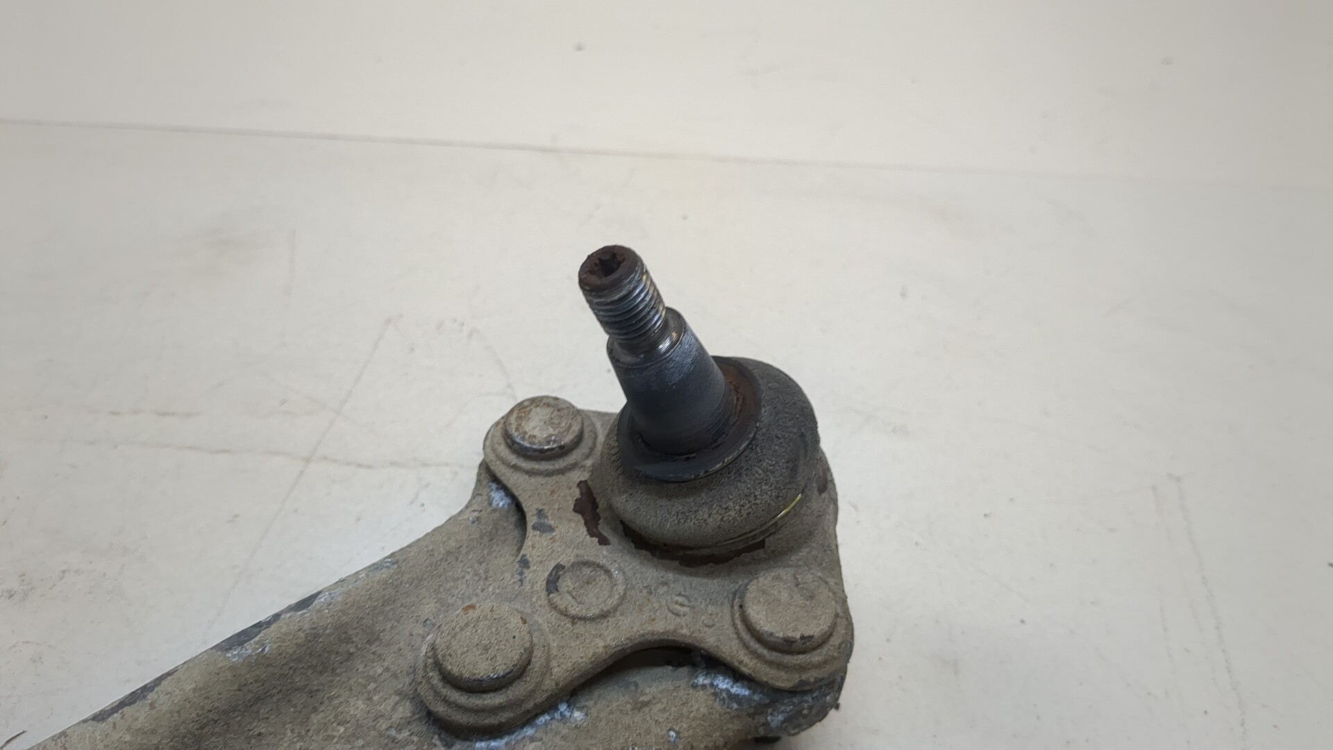 Рычаг передний левый