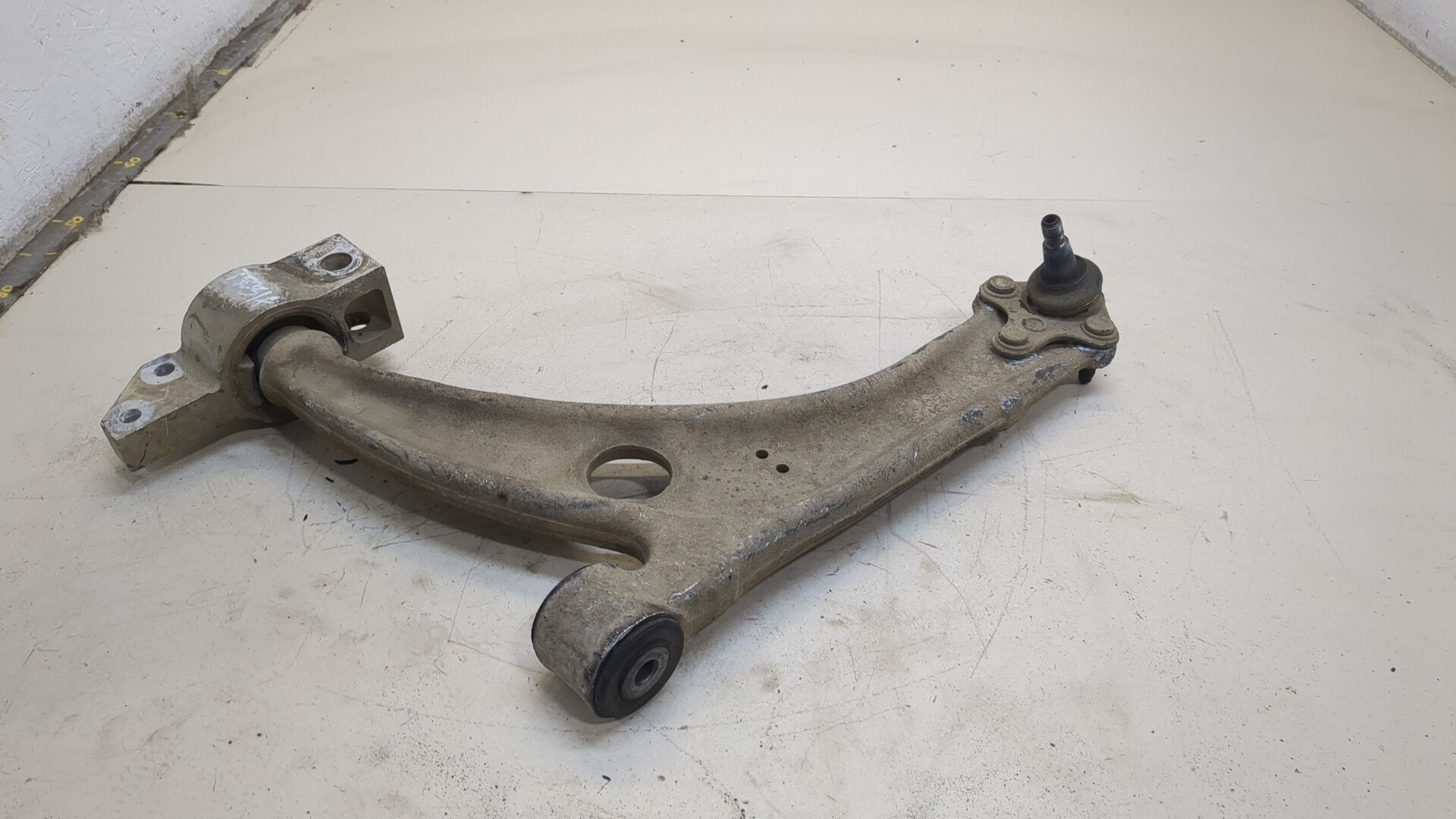 Рычаг передний левый