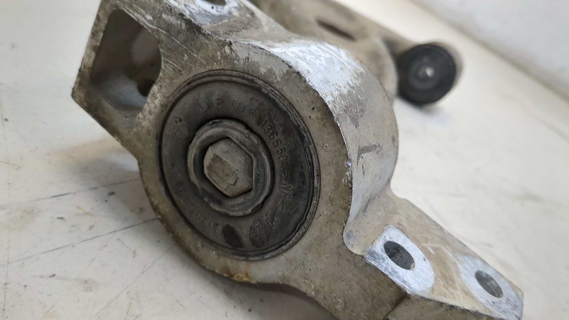 Рычаг передний левый