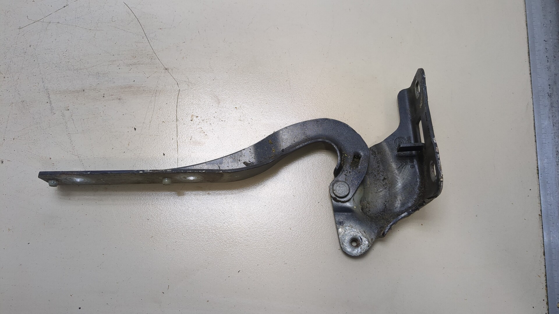 Петля капота левая