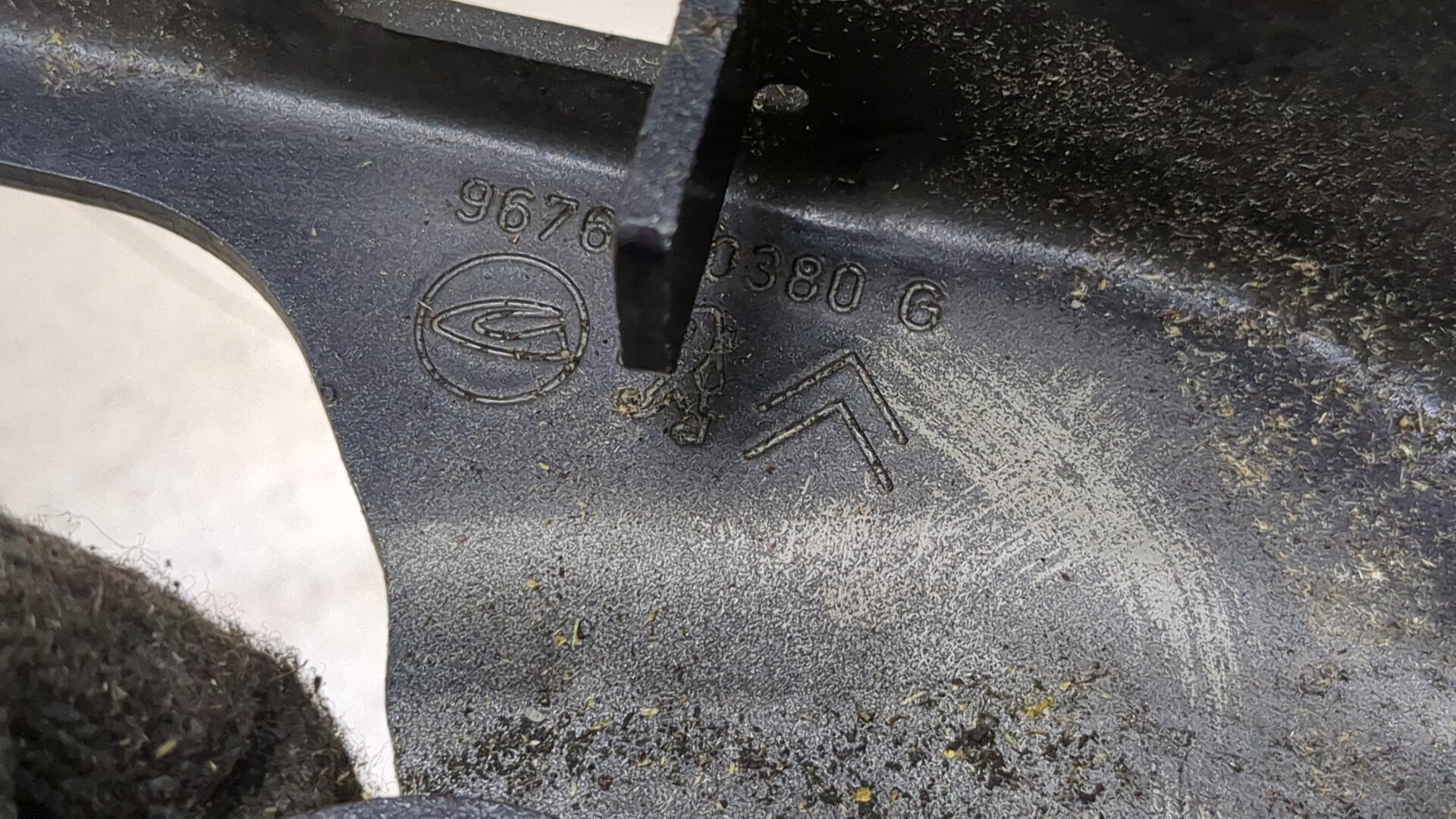 Петля капота левая