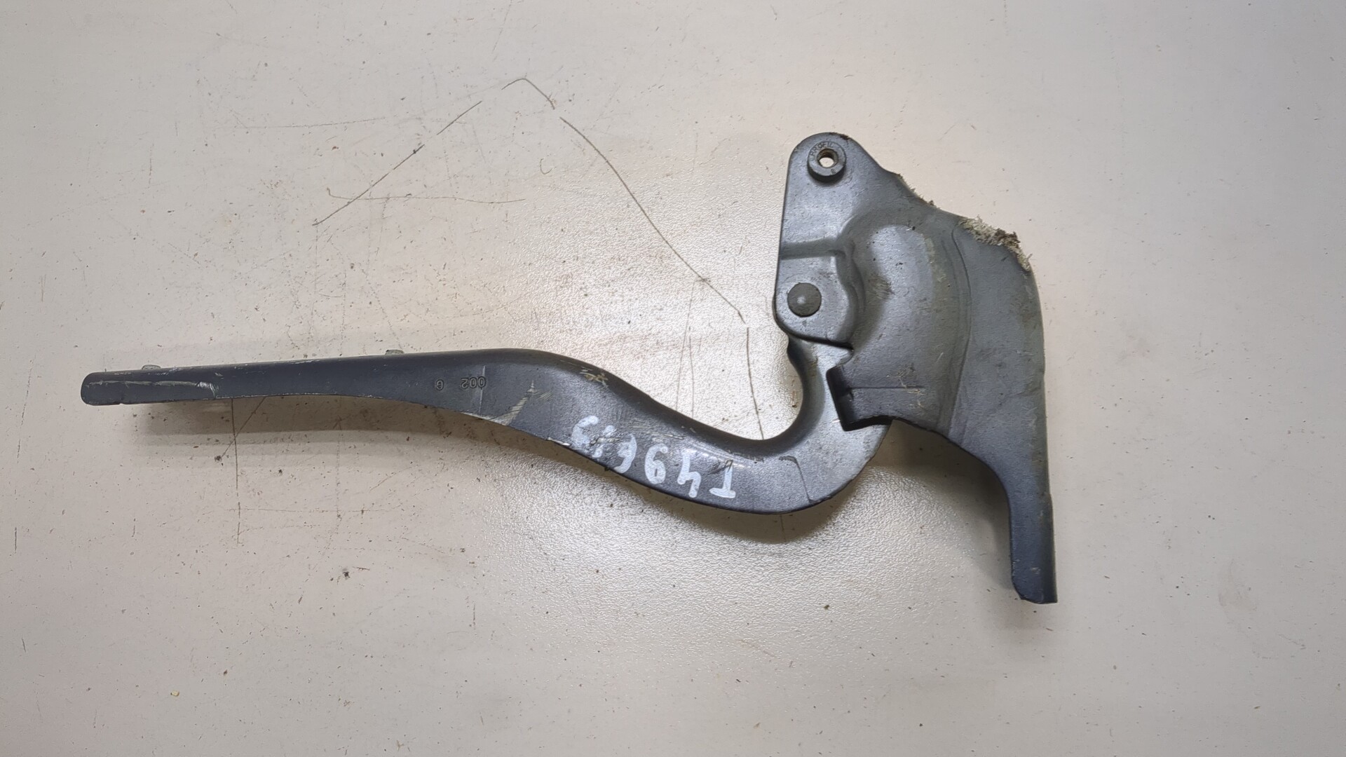 Петля капота левая