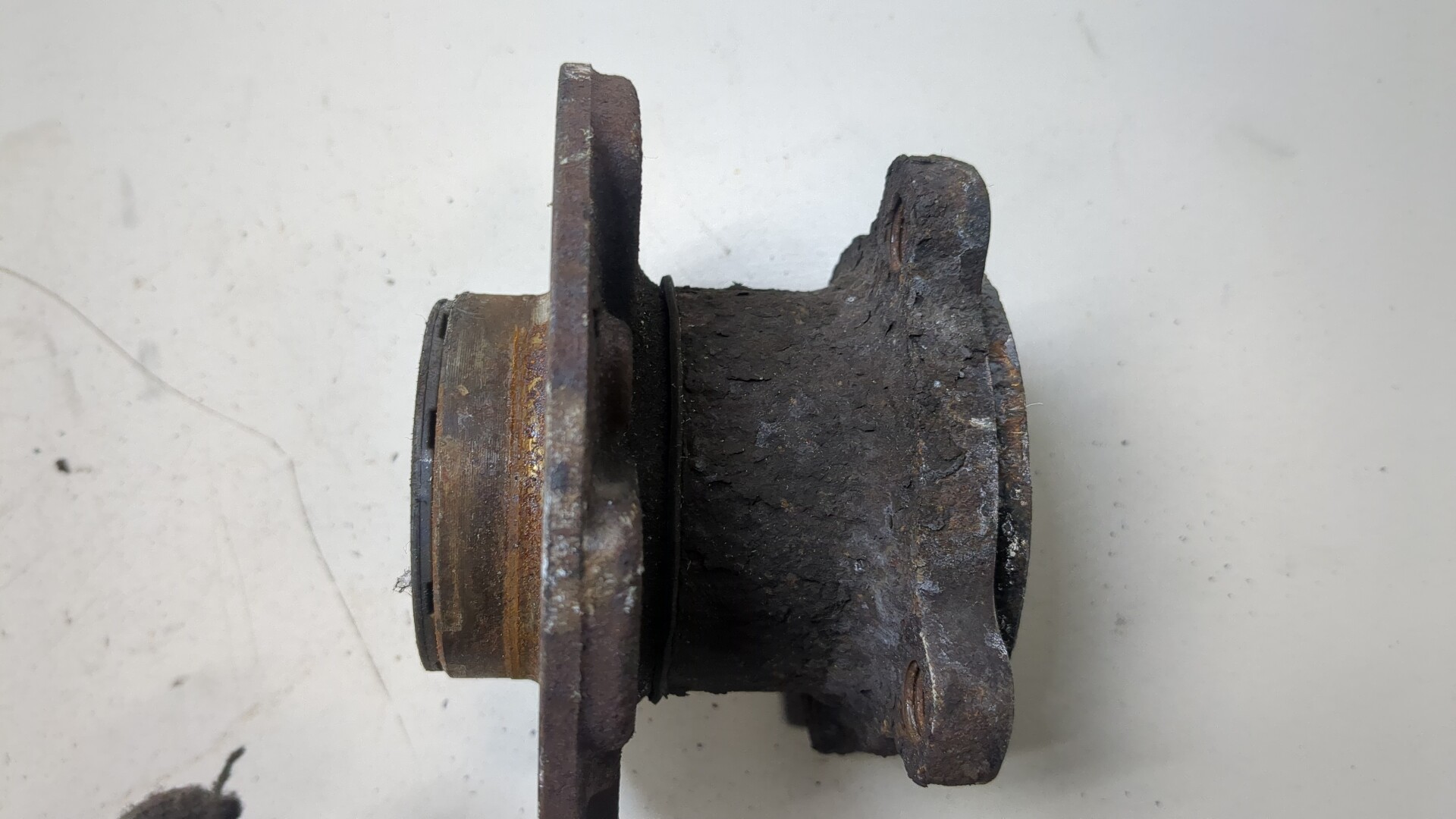 Кулак поворотный задний левый