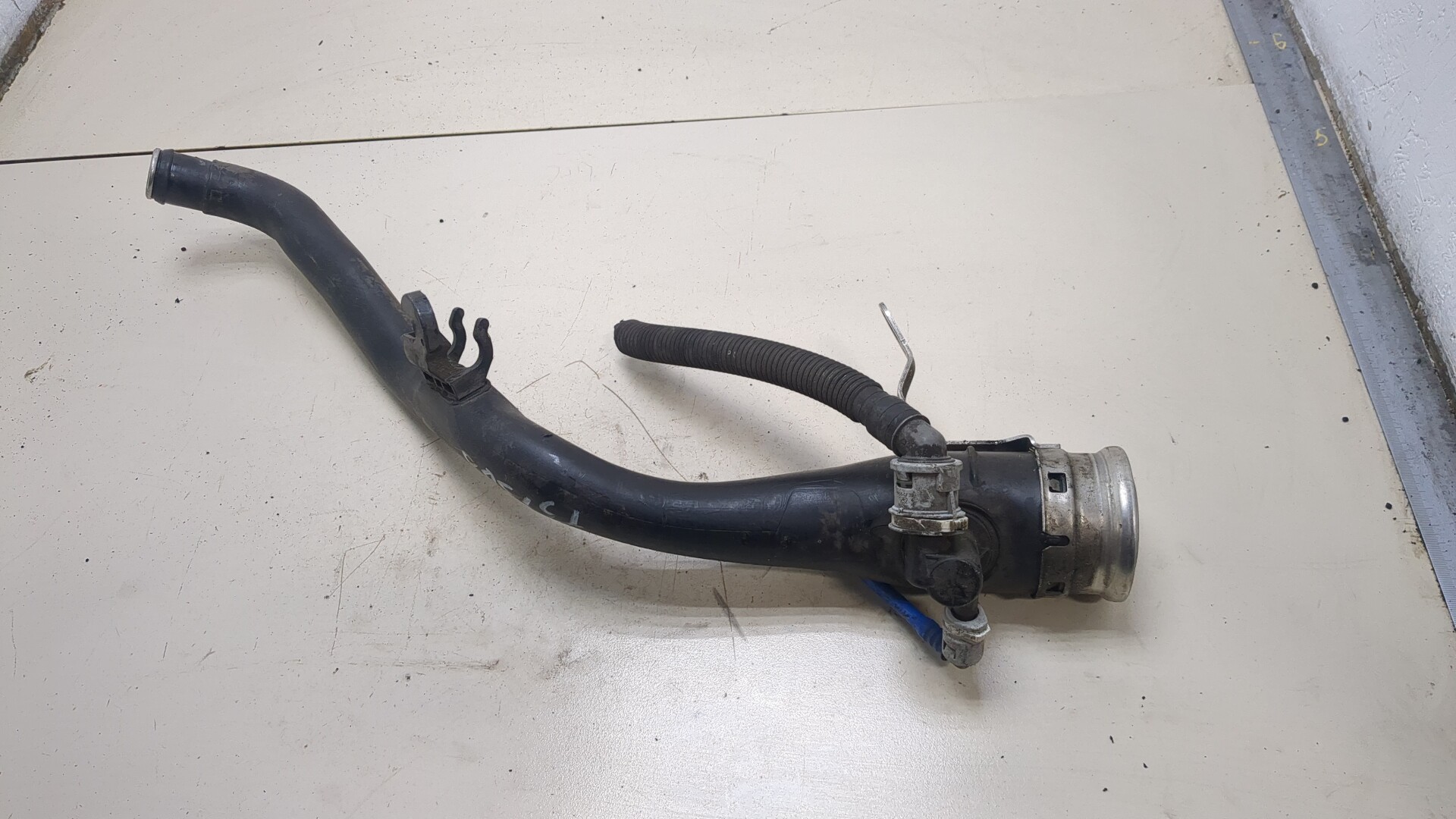 Горловина топливного бака