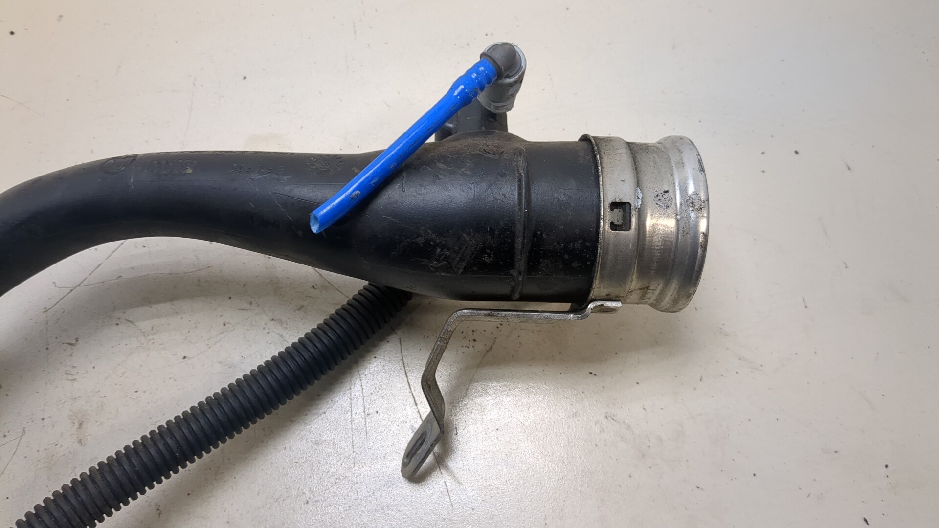 Горловина топливного бака