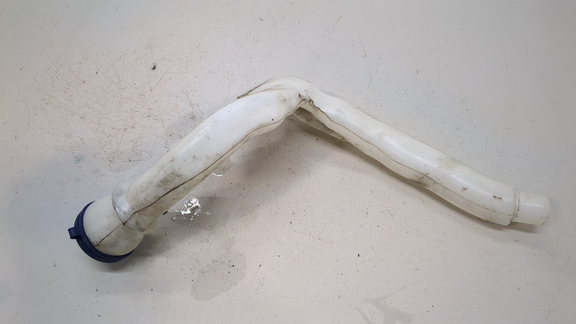 Горловина бачка омывателя