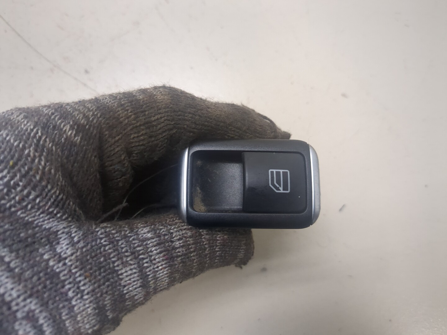 Кнопка стеклоподъемника