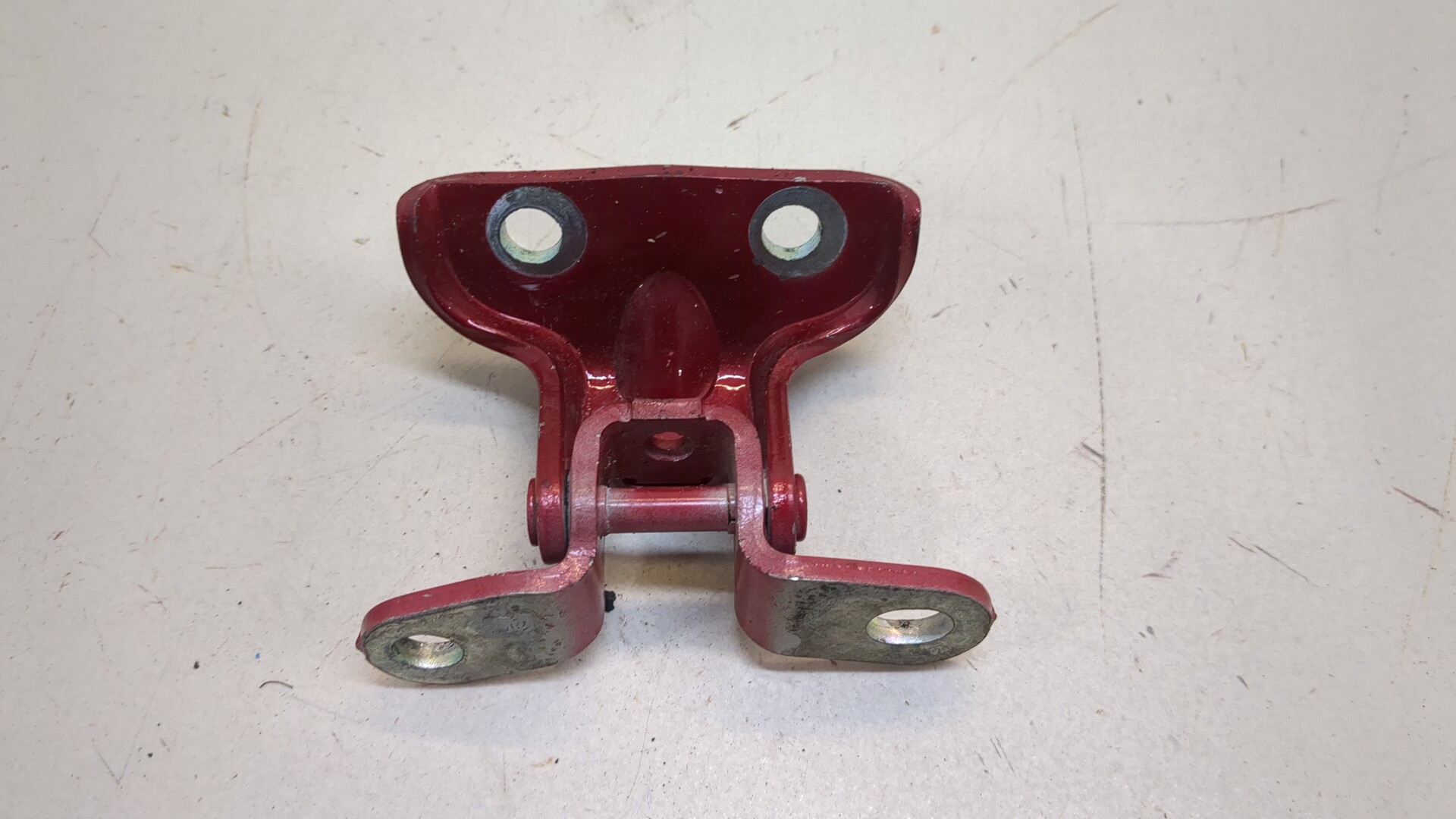 Петля крышки багажника