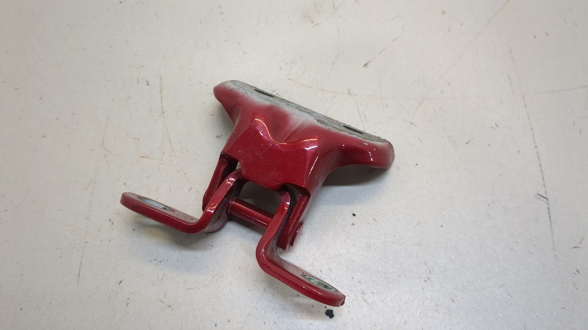 Петля крышки багажника