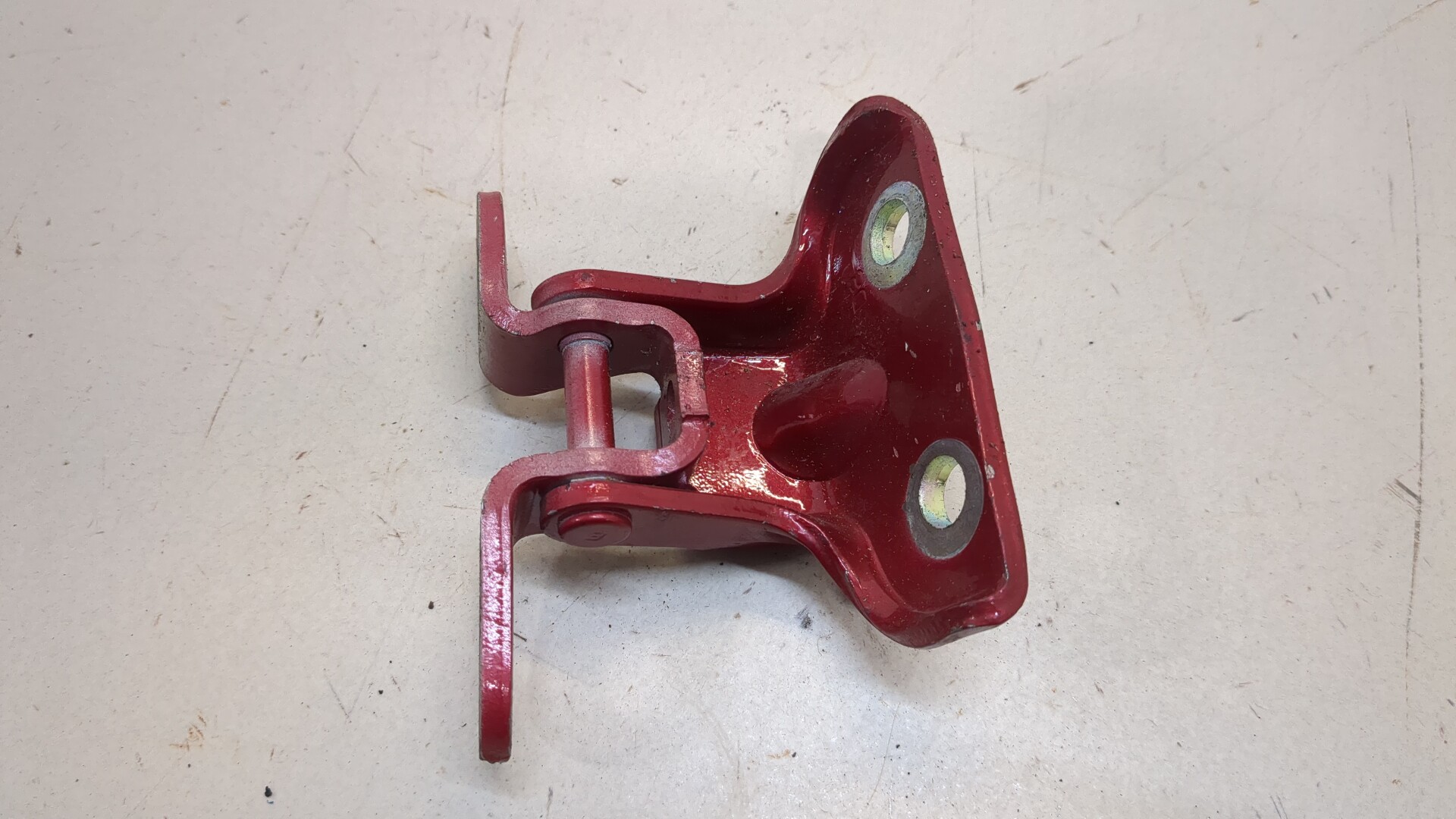 Петля крышки багажника