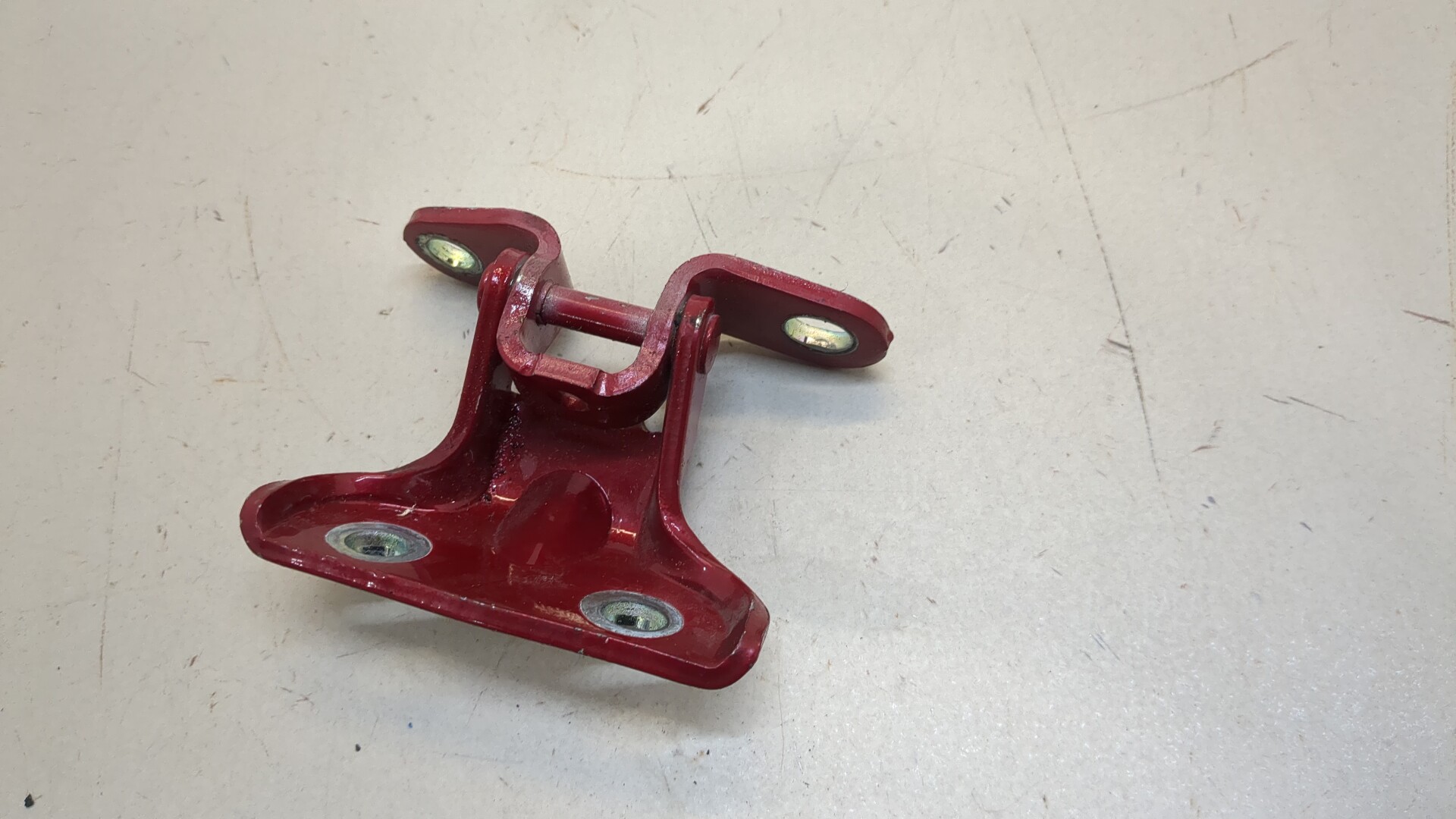 Петля крышки багажника