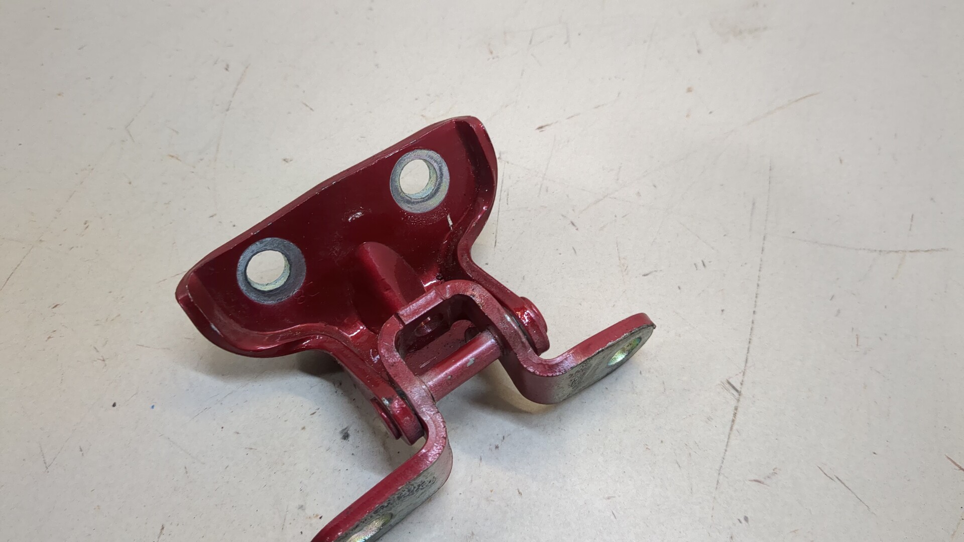 Петля крышки багажника