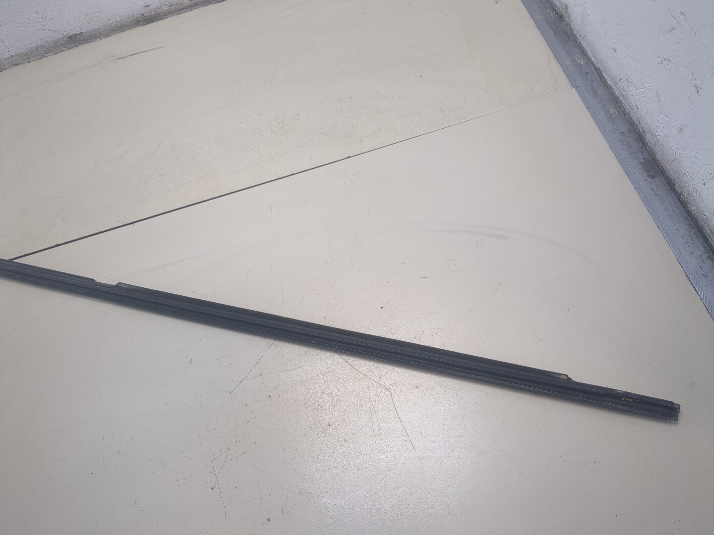 Накладка стекла заднего левого