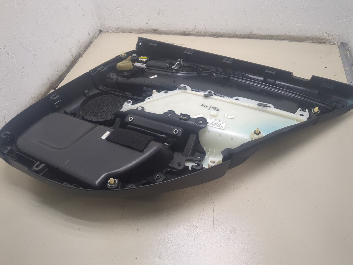 Обшивка двери задней левой