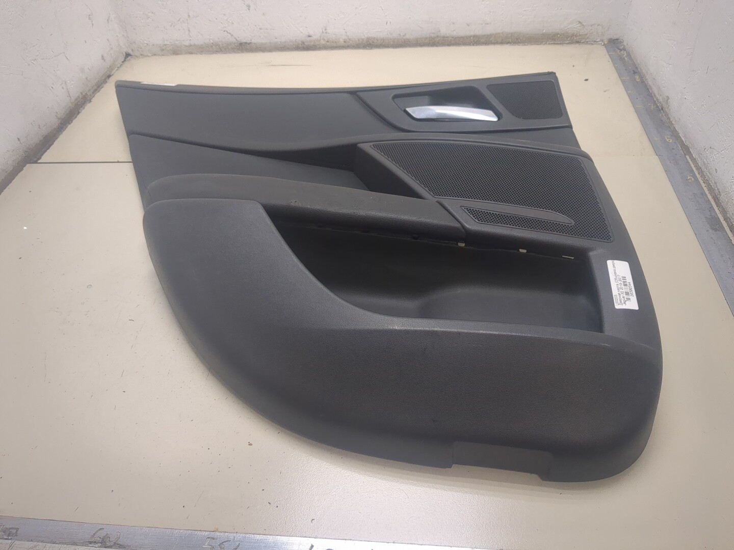 Обшивка двери задней левой