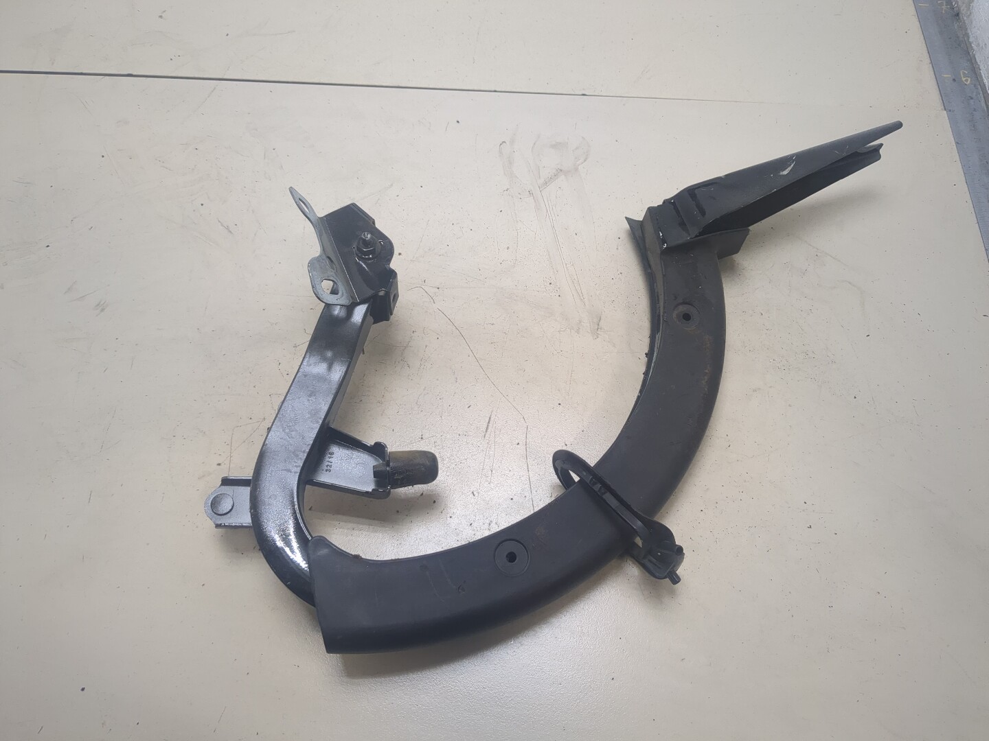 Петля крышки багажника