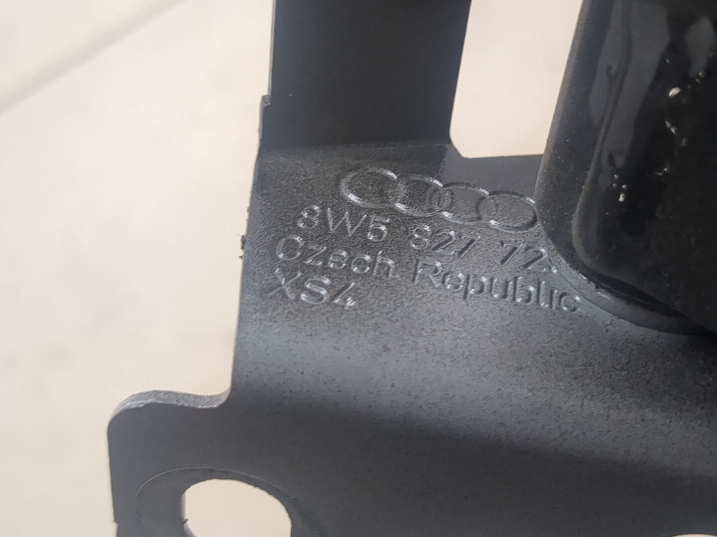 Петля крышки багажника