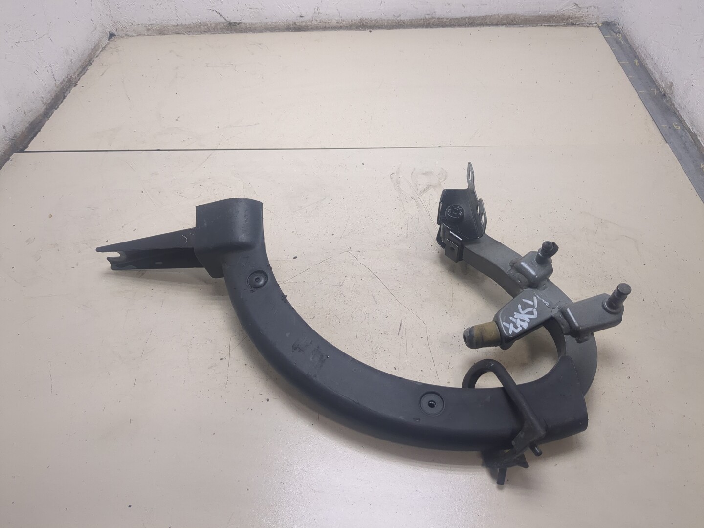 Петля крышки багажника