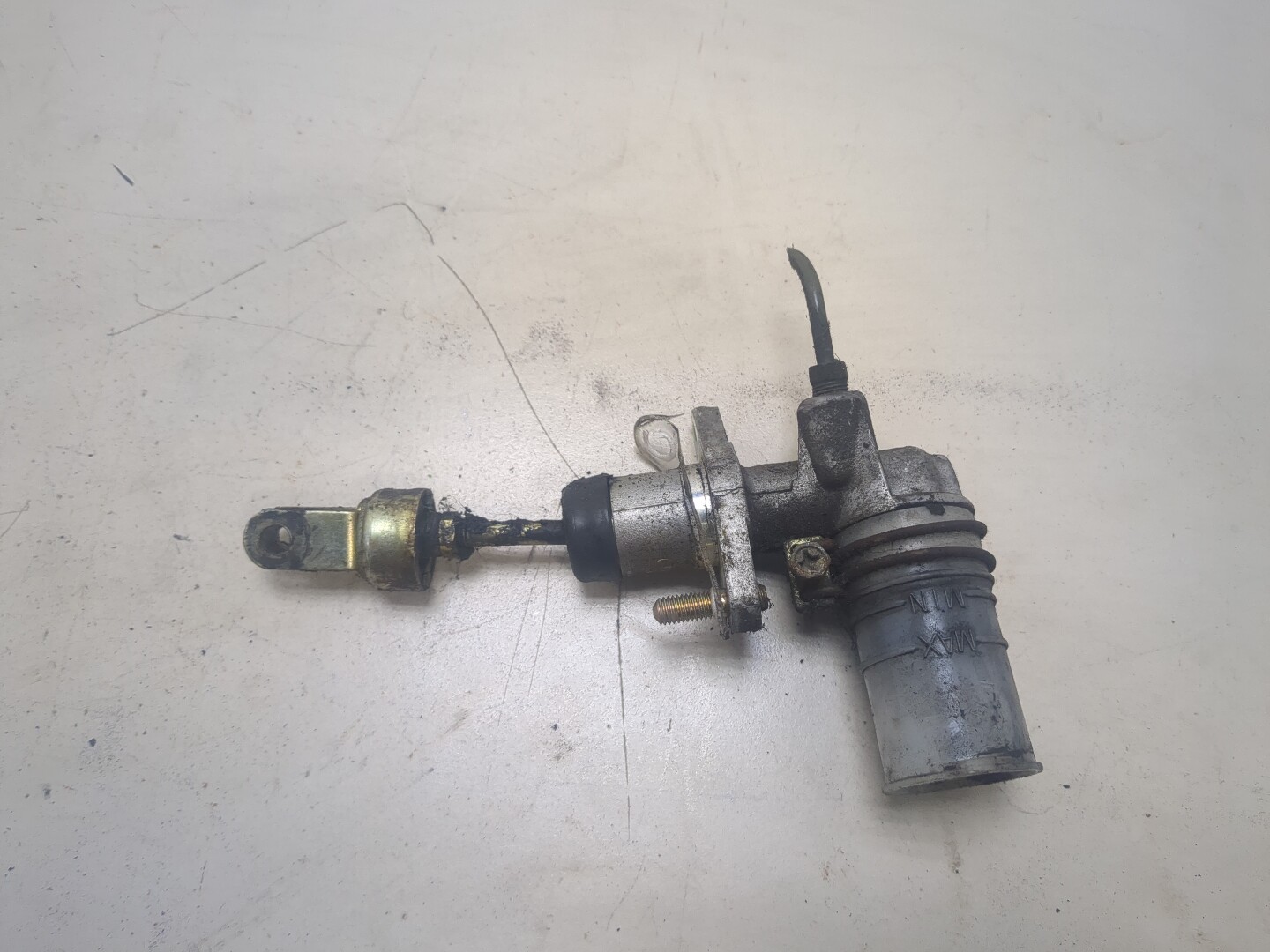 Цилиндр сцепления главный