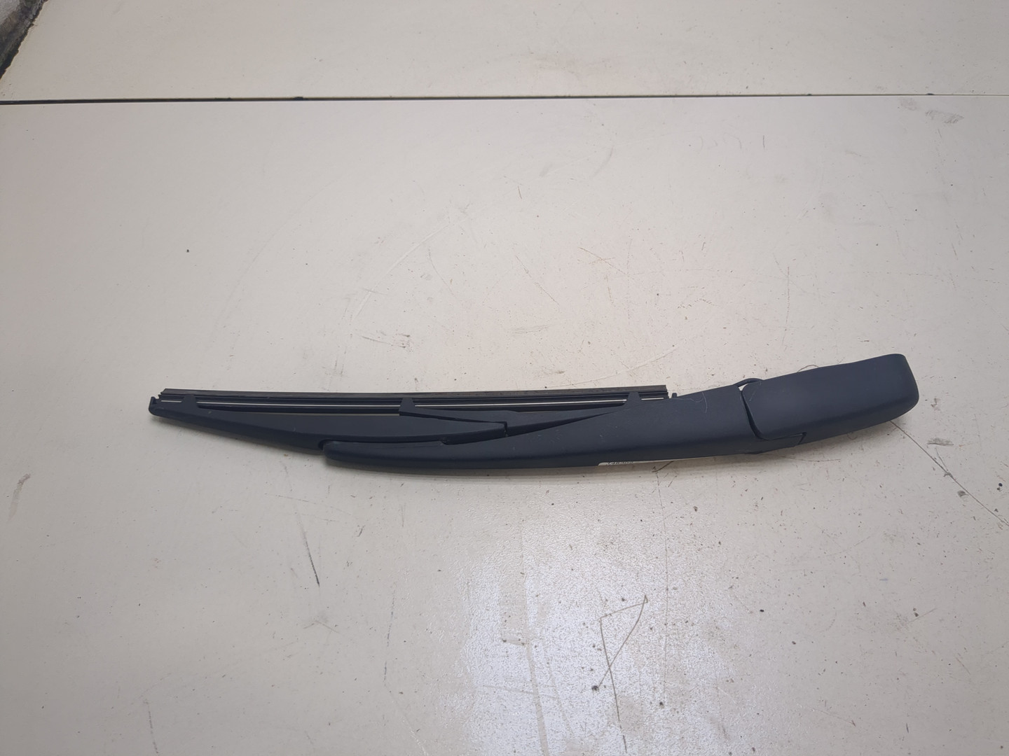 Поводок стеклоочистителя заднего