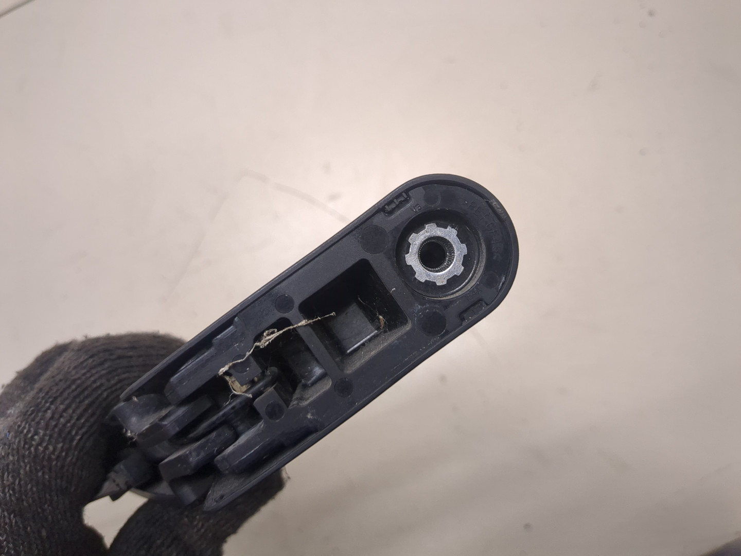 Поводок стеклоочистителя заднего