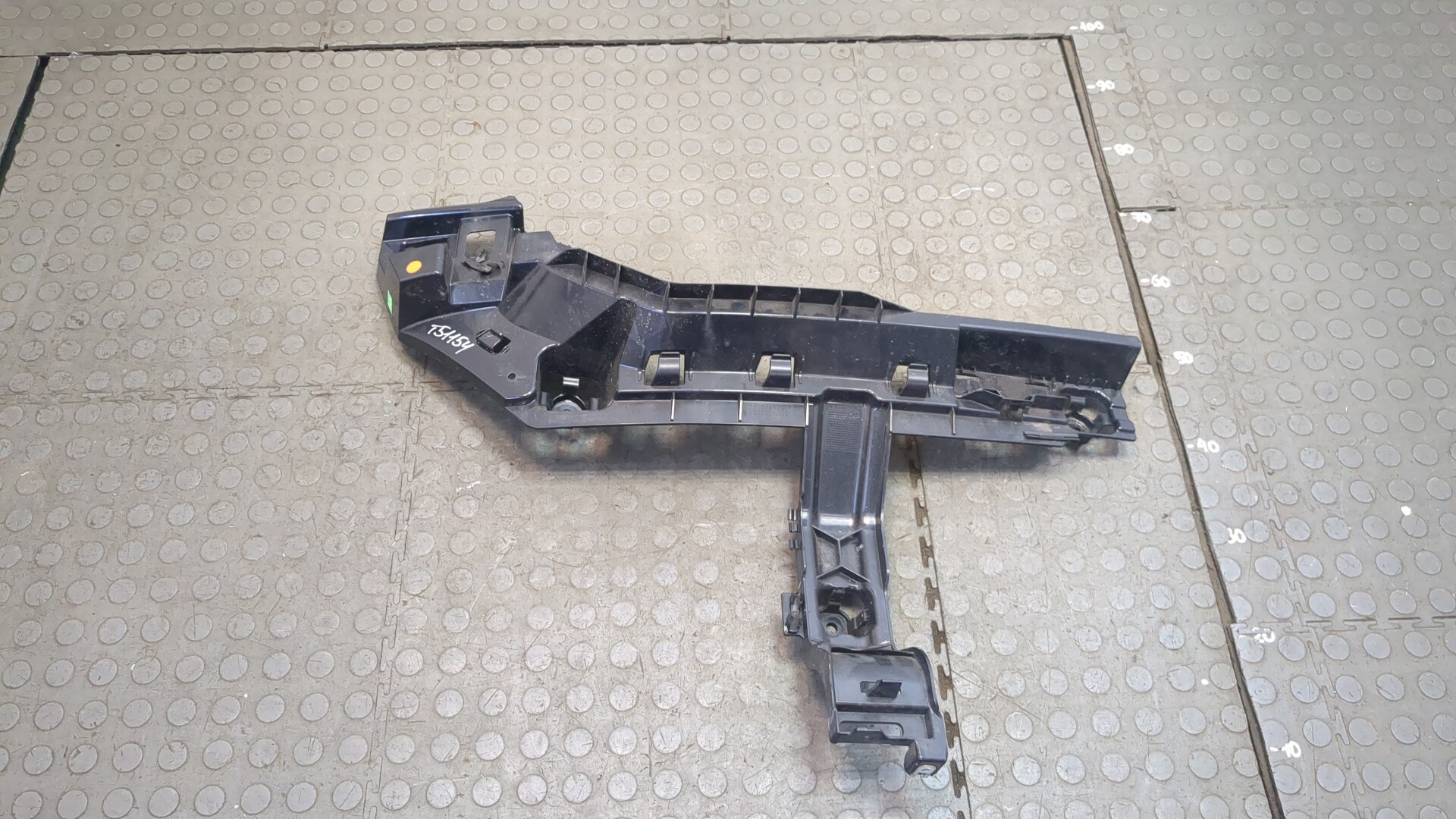 Кронштейн заднего бампера левый