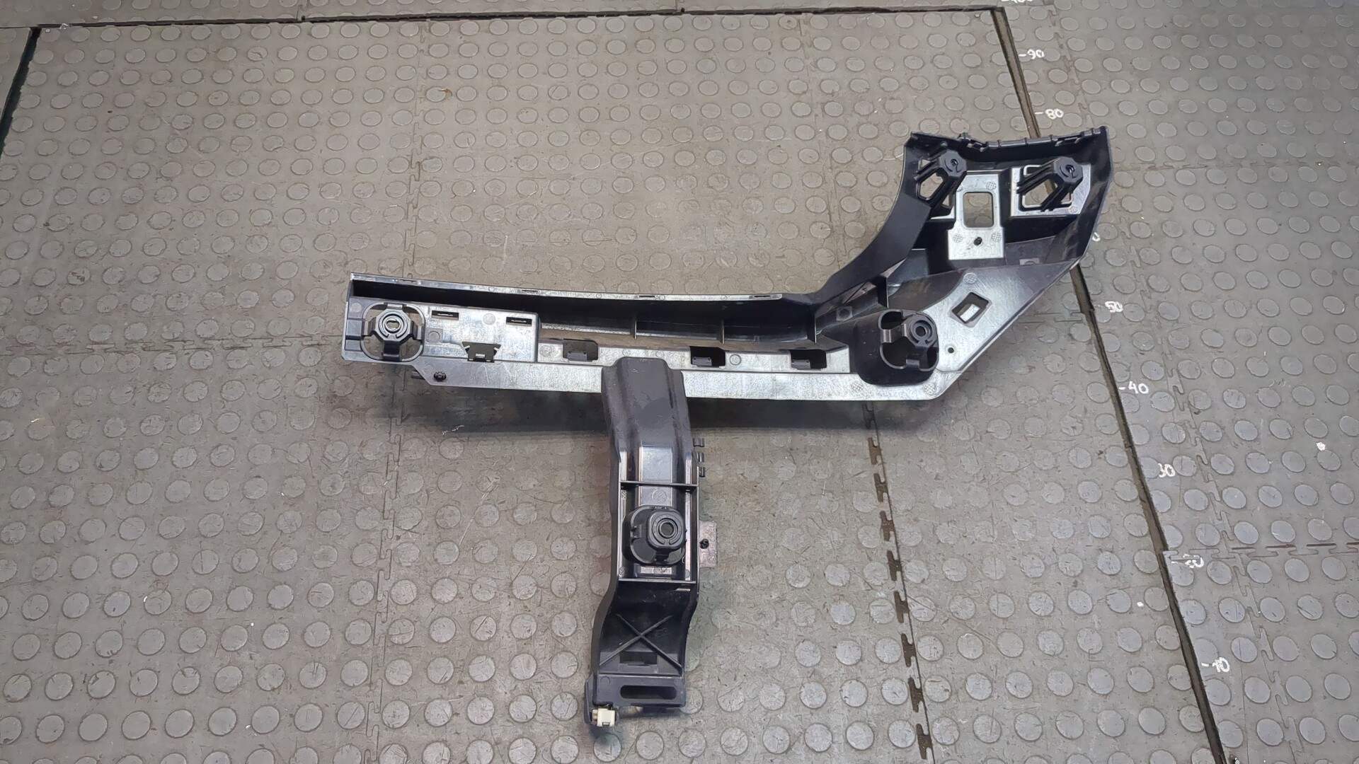 Кронштейн заднего бампера левый