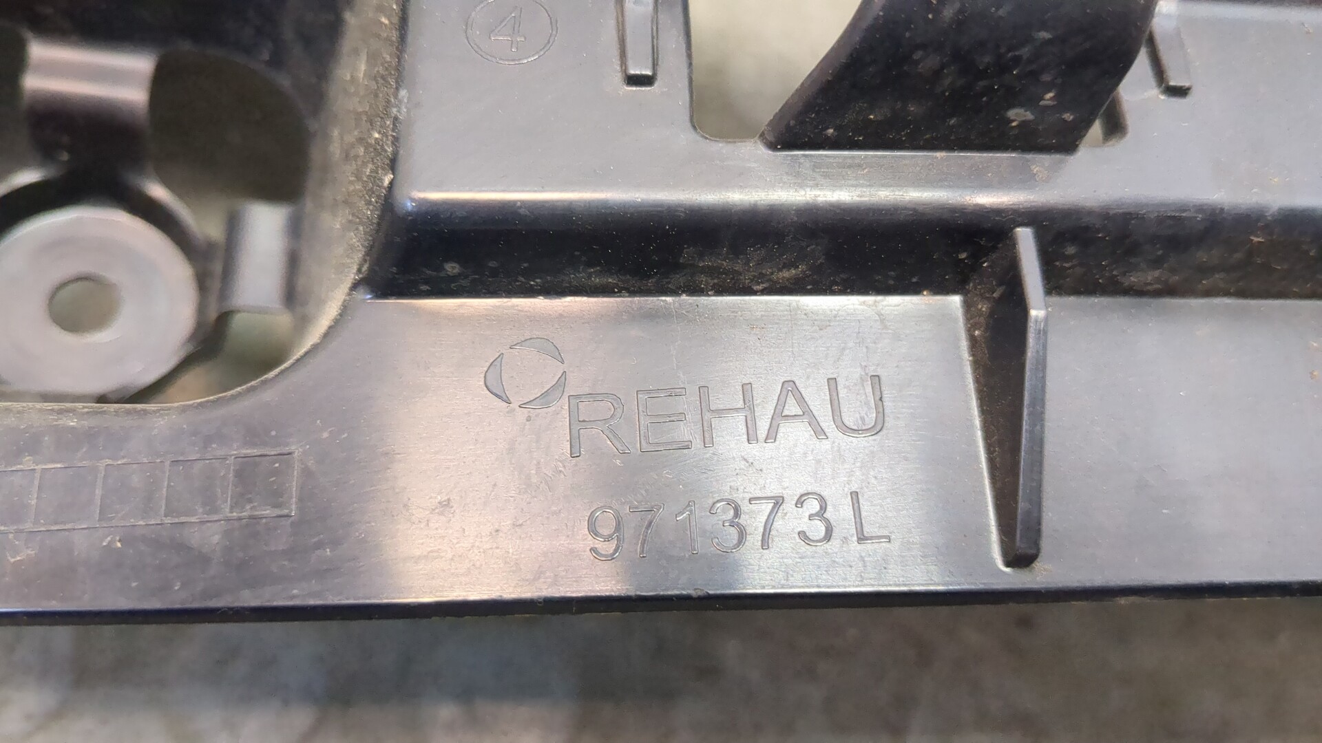 Кронштейн заднего бампера левый