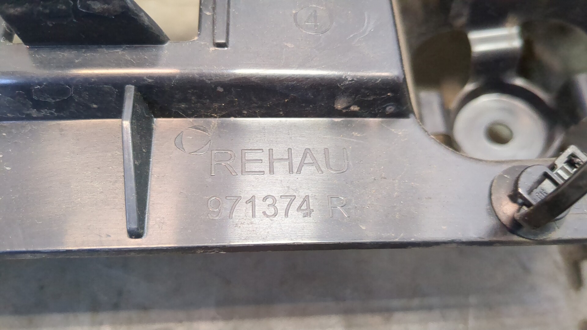 Кронштейн заднего бампера правый