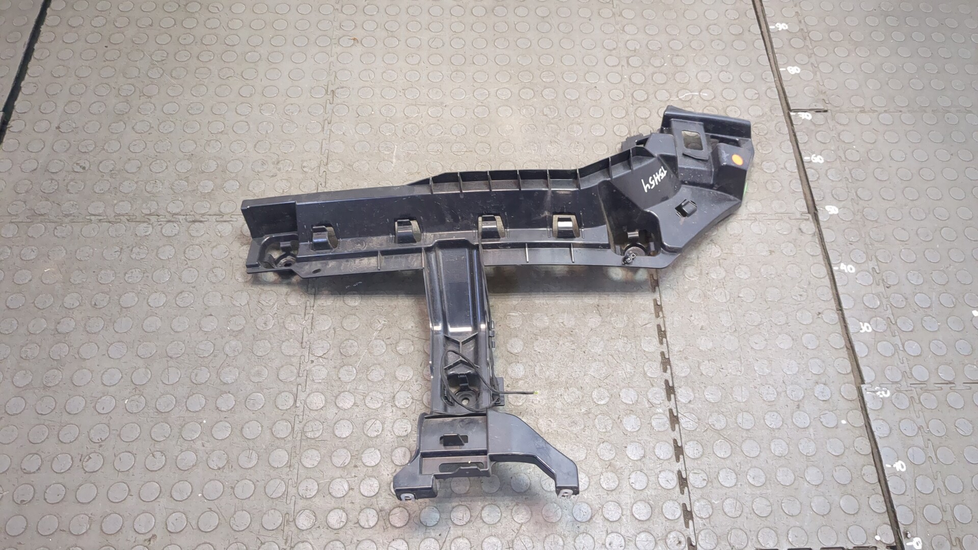 Кронштейн заднего бампера правый