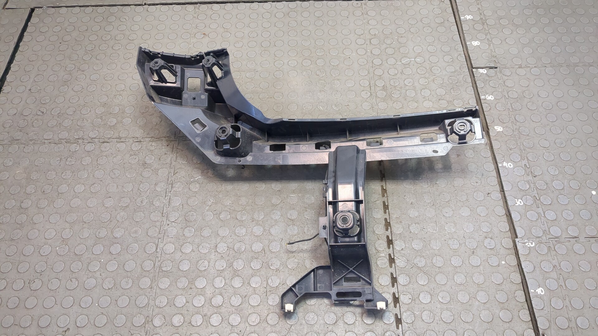 Кронштейн заднего бампера правый