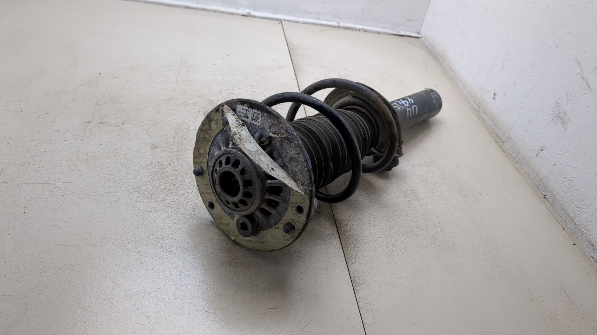 Амортизатор передний правый