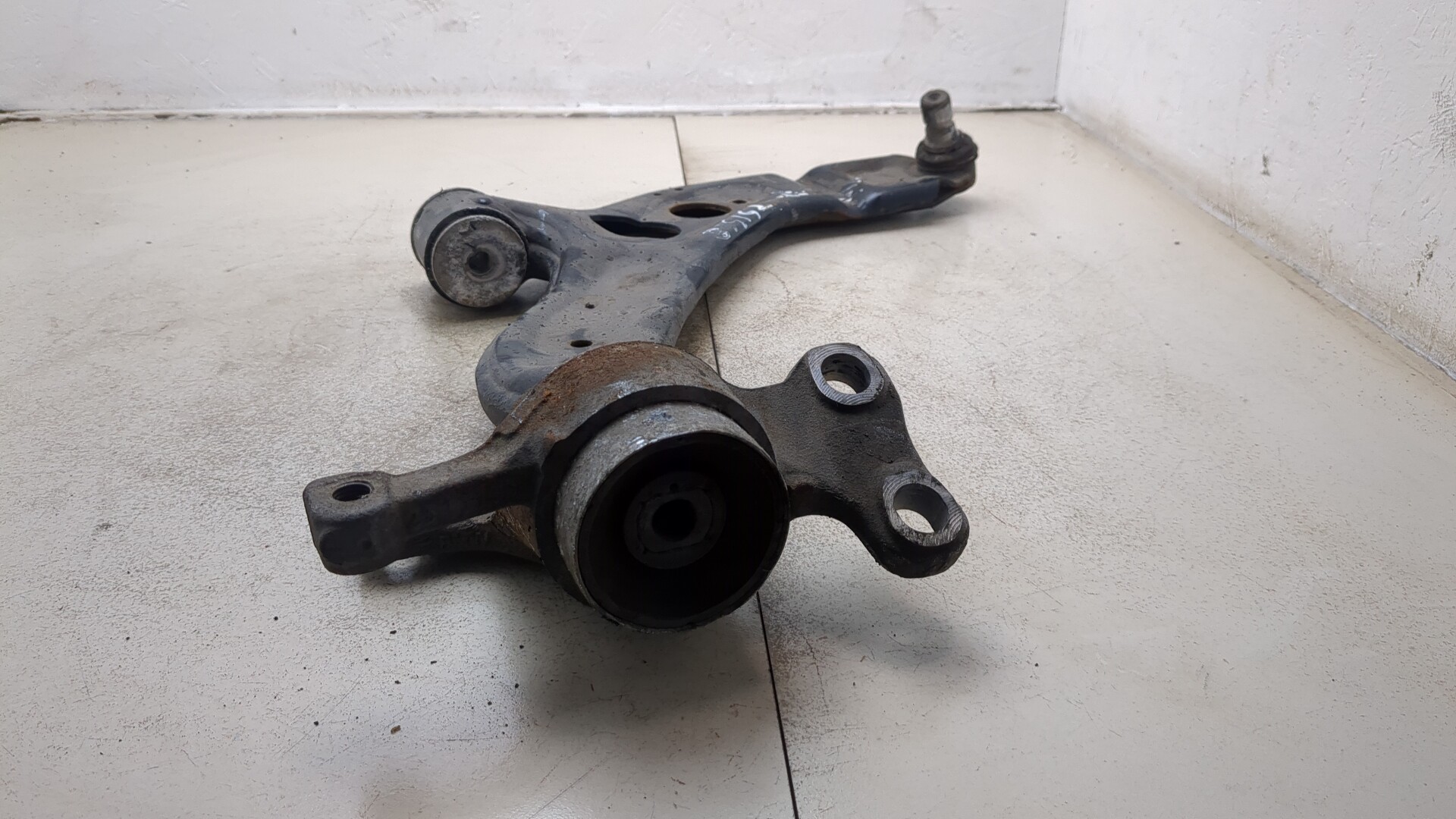 Рычаг передний правый