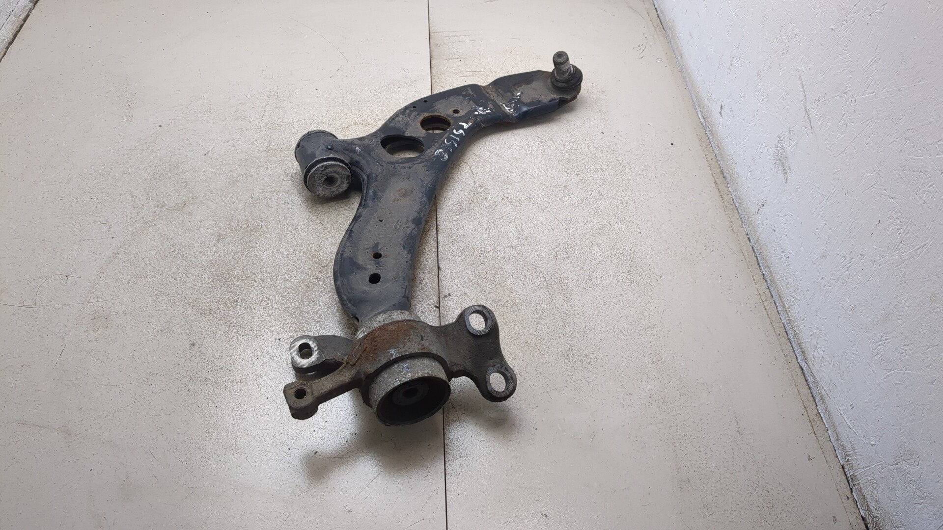 Рычаг передний правый