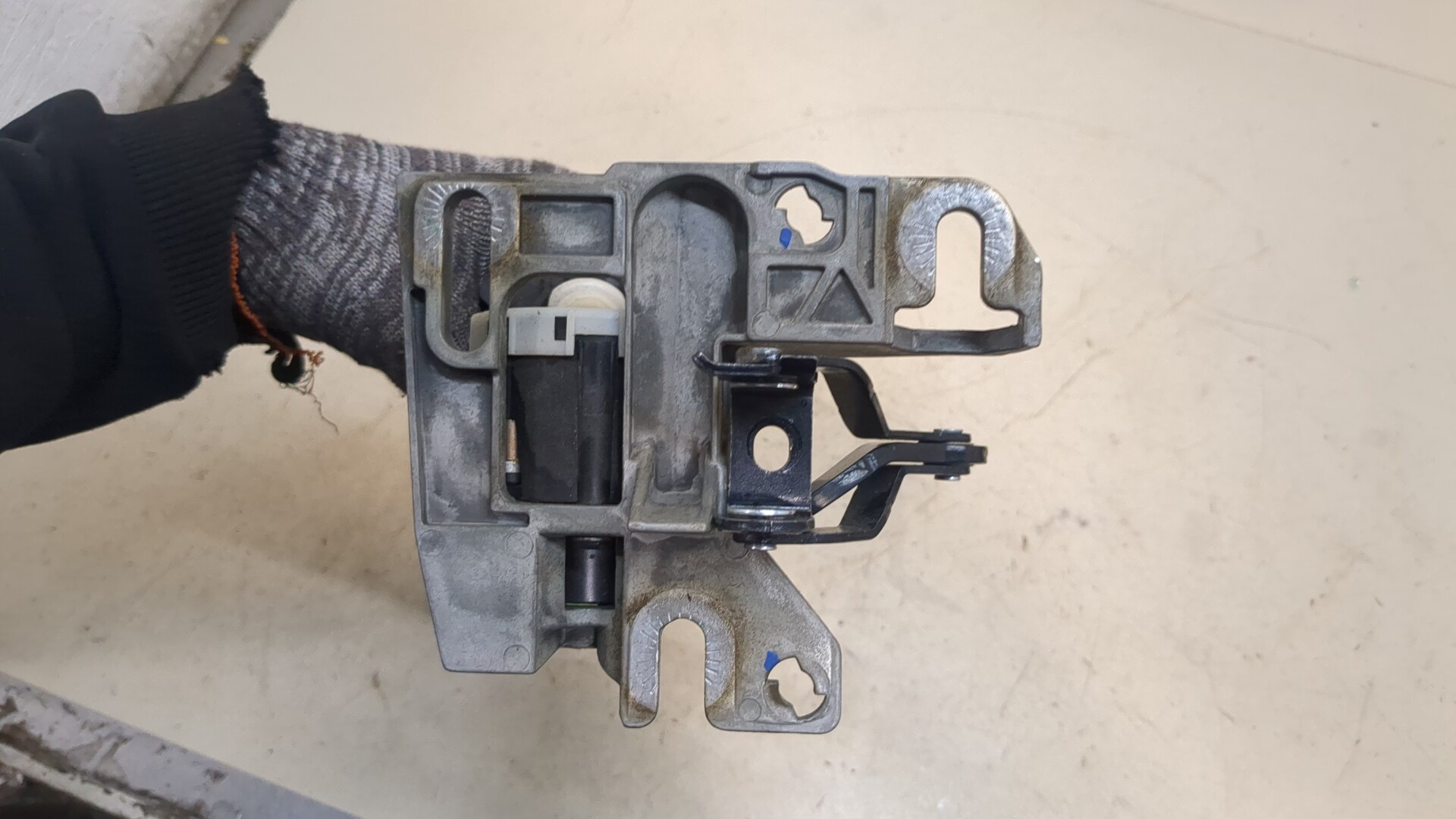 Активатор замка багажника