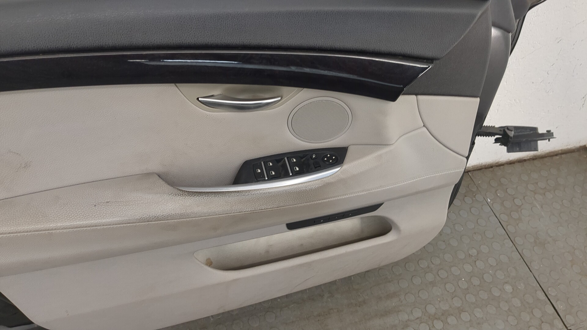 Дверь передняя левая