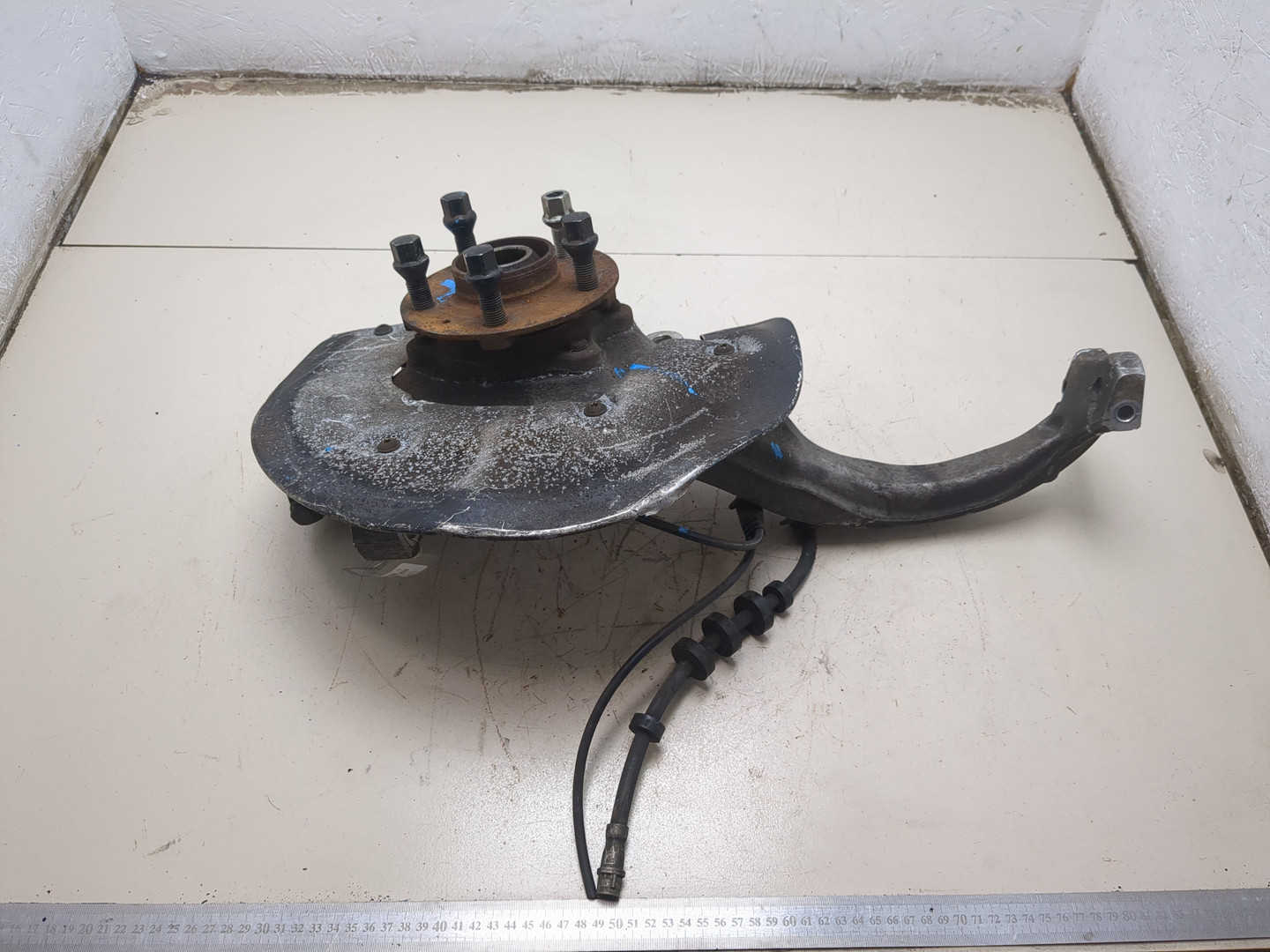 Кулак поворотный передний правый