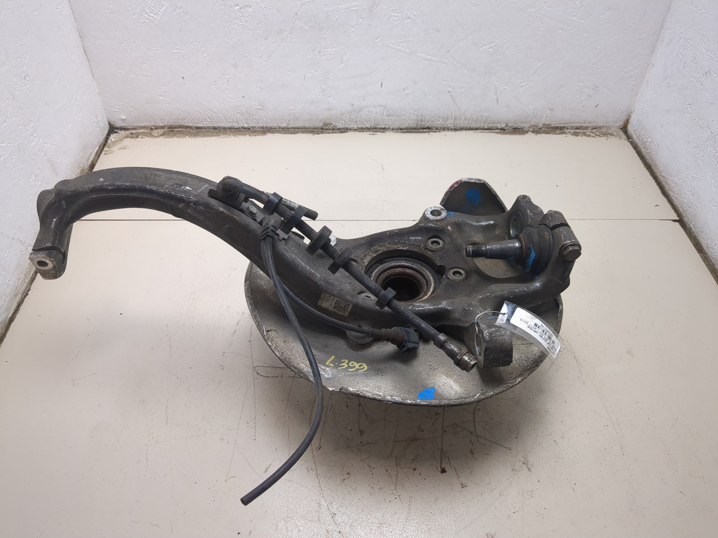 Кулак поворотный передний правый