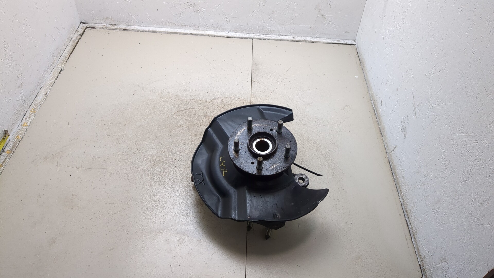 Кулак поворотный передний правый