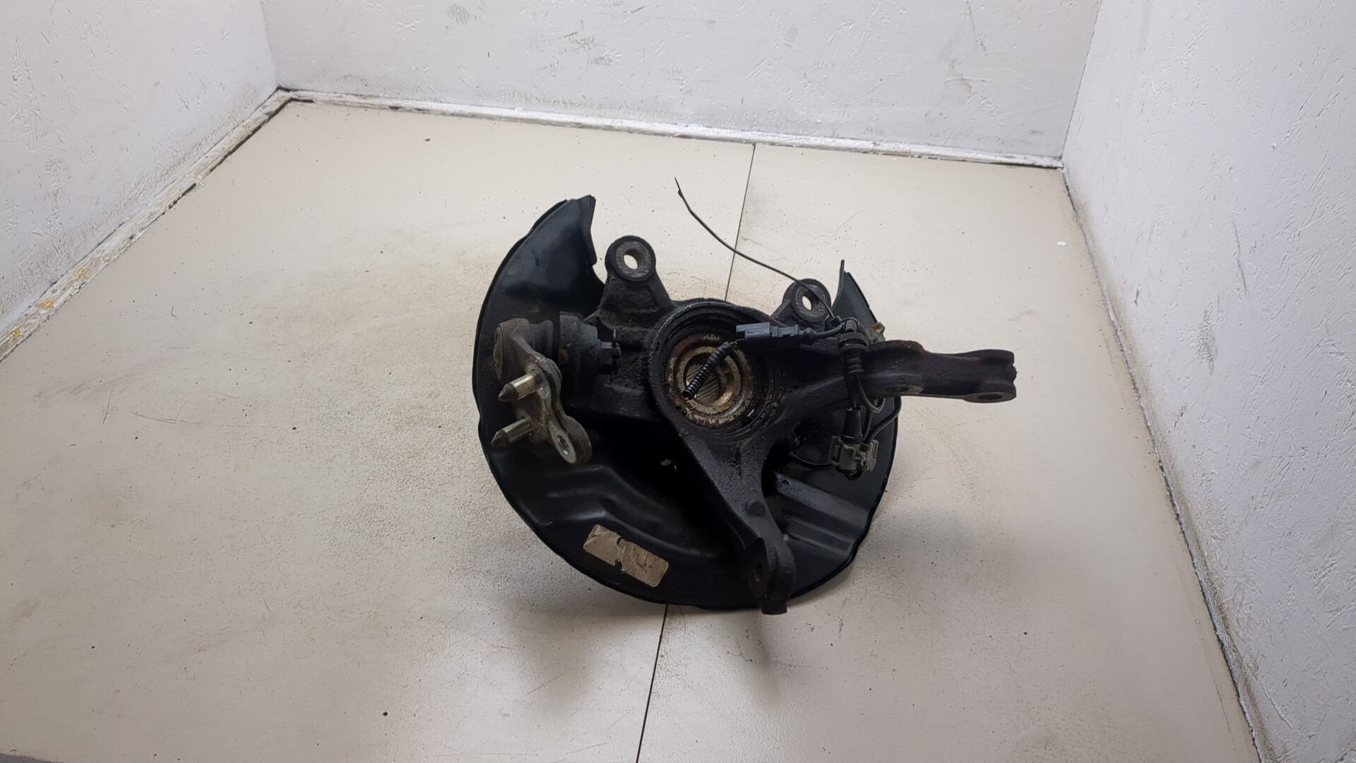 Кулак поворотный передний правый