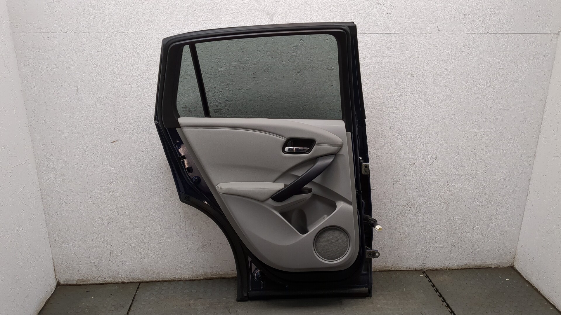 Дверь задняя левая