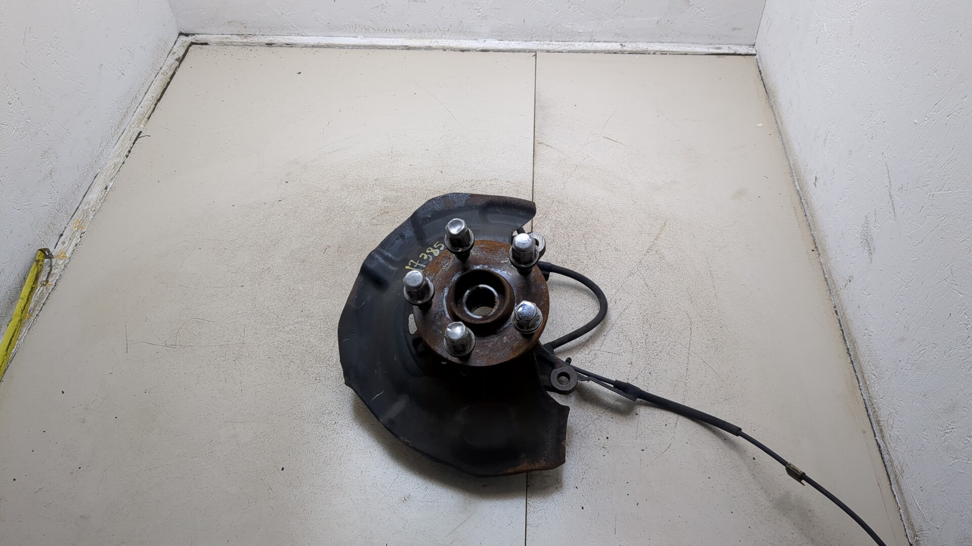 Кулак поворотный передний правый