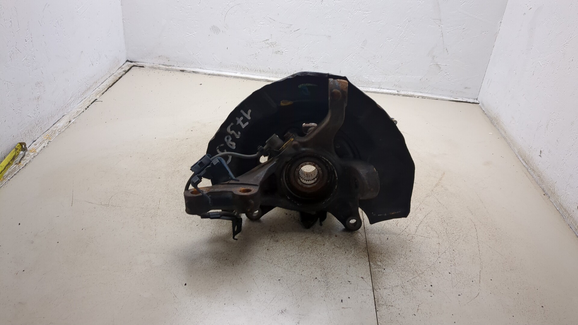 Кулак поворотный передний правый