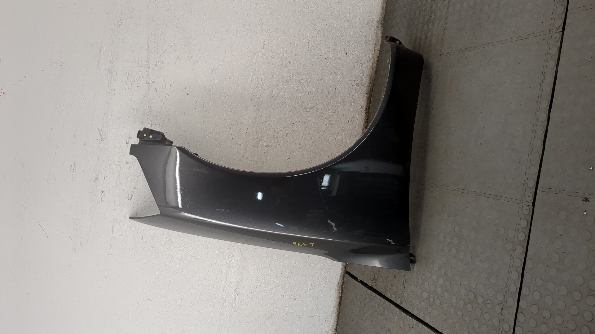 Крыло переднее правое