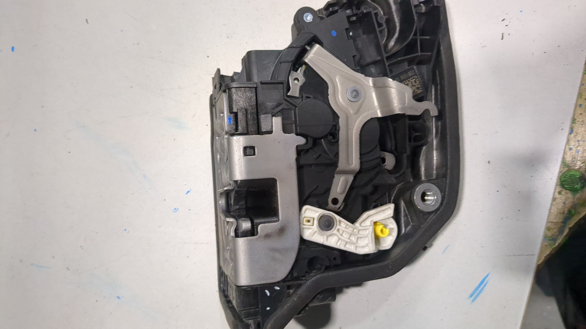 Замок двери передней правой