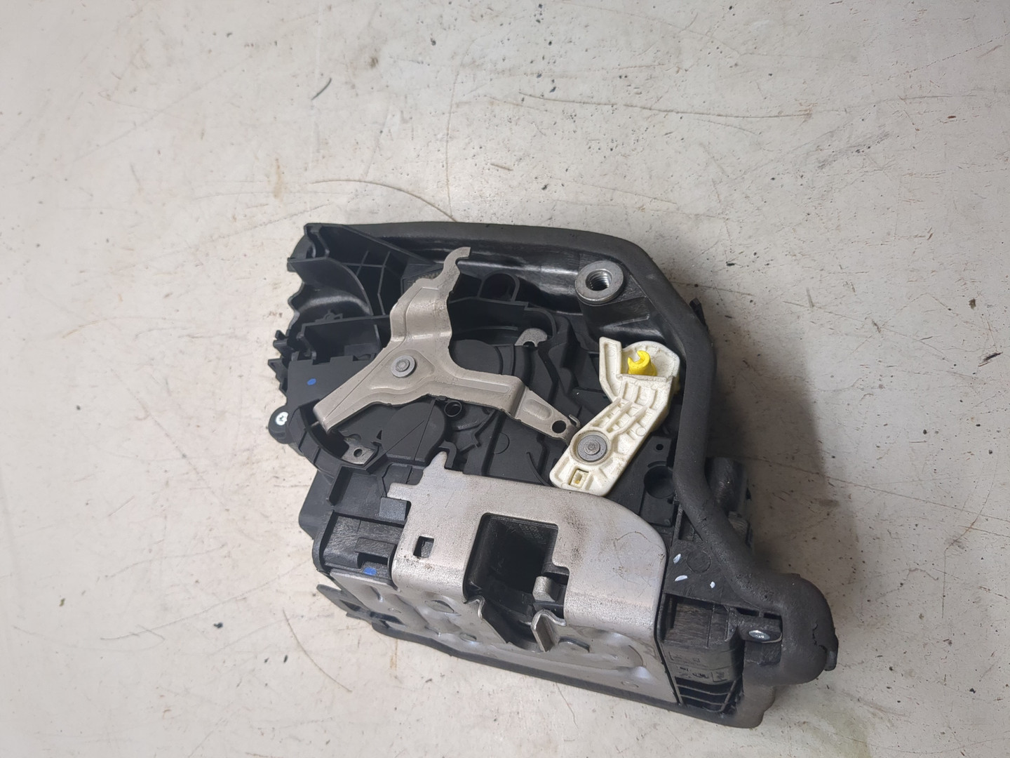 Замок двери передней правой