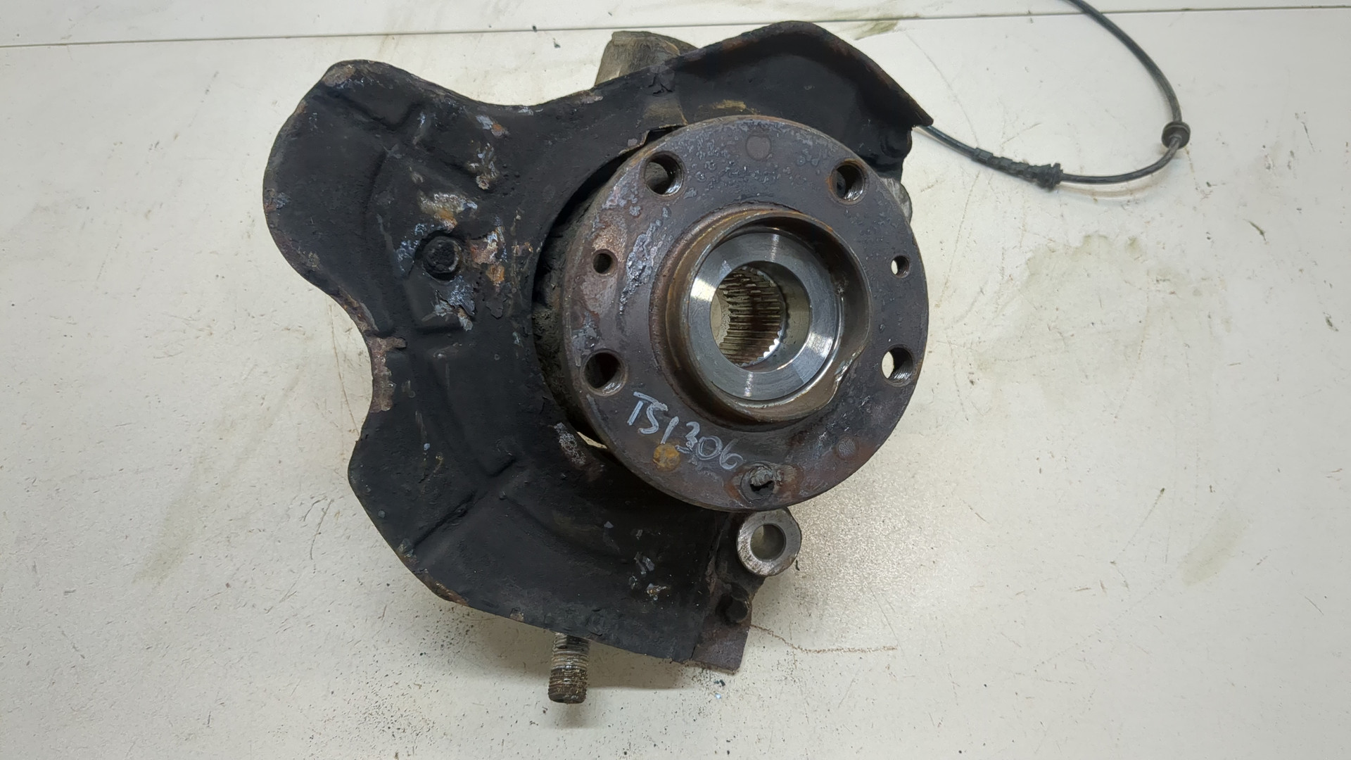 Кулак поворотный передний правый